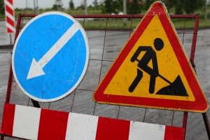 В Омске дорогу на бульваре Архитекторов закроют на 9 месяцев: схемы перекрытия и измененных маршрутов транспорта