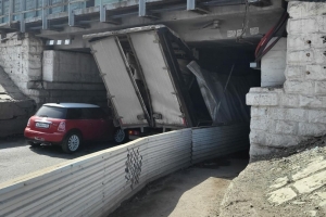В омском «тоннеле глупости» снова застрял грузовик, разворотив кузов