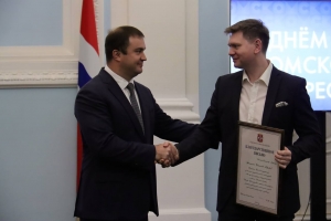 «Спасибо, что критикуете и обращаете внимание на проблемы»: омский губернатор вручил благодарственные письма представителям медиа