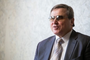 «Металлоискатели и росгвардейцы не вылечат причину насилия»: Олег Смолин о том, почему подростки устраивают нападения в школах