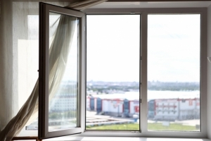 В Омске будут судить тетю, которая не уследила за племянником — мальчик выпал из окна и погиб