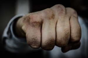 В Омске мастер спорта по боксу избил жену в годовщину свадьбы