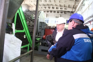 Мэр Омска Сергей Шелест посмотрел, как работает предприятие по переработке старых шин